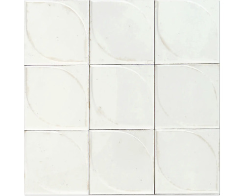 Quadratische weiße Wandfliesen mit Blatt-Relief, glänzende Oberfläche.