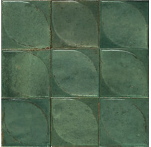 Grüne, quadratische Wandfliesen mit Blattmuster-Relief und strukturierter, glänzender Oberfläche.