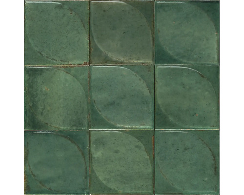 Grüne, quadratische Wandfliesen mit Blattmuster-Relief und strukturierter, glänzender Oberfläche.