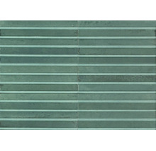 Horizontal strukturierte Wandfliese in Grün mit reliefartiger Oberfläche und schmalen Riemchen.