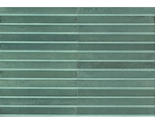 Horizontal strukturierte Wandfliese in Grün mit reliefartiger Oberfläche und schmalen Riemchen.