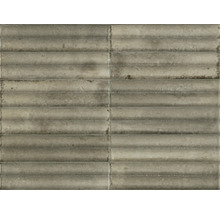 Wandfliesen mit horizontal geriffelter Oberfläche und strukturierter Steinoptik.