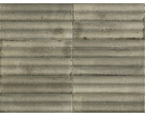 Wandfliesen mit horizontal geriffelter Oberfläche und strukturierter Steinoptik.