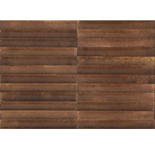 Wandfliese in Metalloptik mit horizontaler Rillenstruktur.