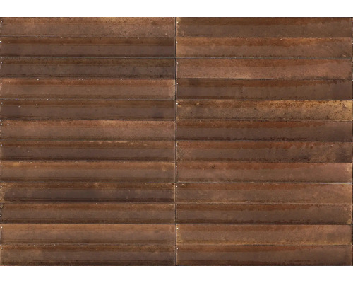Wandfliese in Metalloptik mit horizontaler Rillenstruktur.