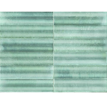 Wandfliese aus grünem Glas mit horizontaler Rippenstruktur.