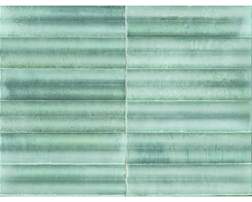 Wandfliese aus grünem Glas mit horizontaler Rippenstruktur.