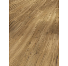 Verlegter Laminatboden in Eichenoptik mit markanter Maserung und Astlöchern.