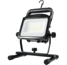 Mobiler LED-Arbeitsstrahler mit Tragegriff, Aufhängehaken und verstellbarem Standfuß.