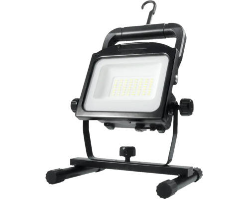 Mobiler LED-Arbeitsstrahler mit Tragegriff, Aufhängehaken und verstellbarem Standfuß.