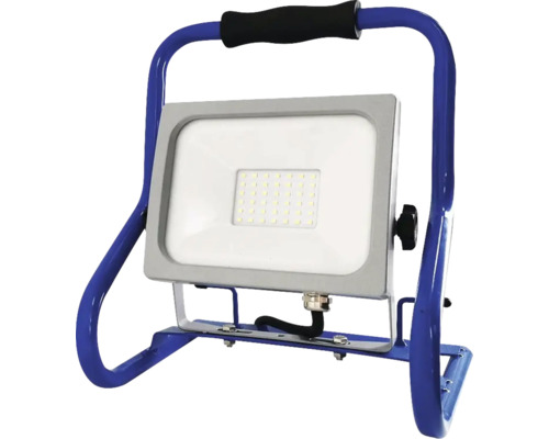 Tragbarer LED-Arbeitsstrahler mit verstellbarem Neigungswinkel, blauem Metallgestell und schwarzem Tragegriff.