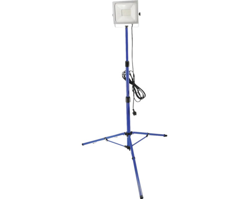 LED-Baustrahler auf einem blauen Teleskop-Stativ mit schwarzem Kabel.