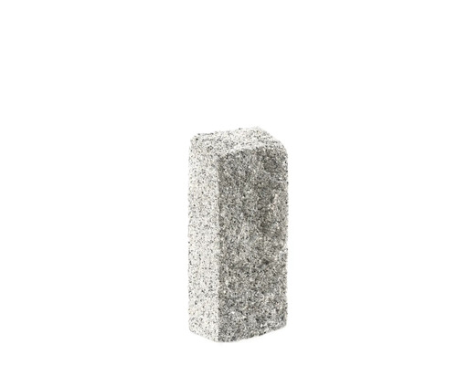Rechteckiger Granitstein mit rauer, gespaltener Oberfläche.