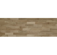 Holzboden mit Mehrstab-Muster und natürlicher Maserung.