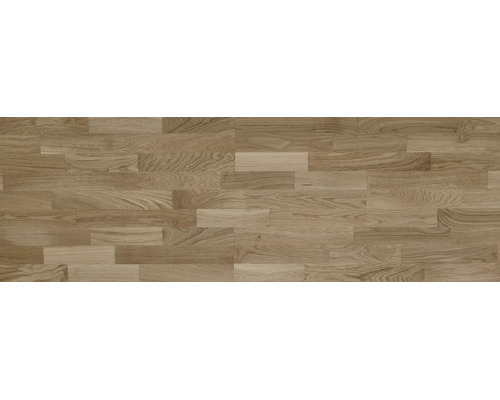 Holzboden mit Mehrstab-Muster und natürlicher Maserung.