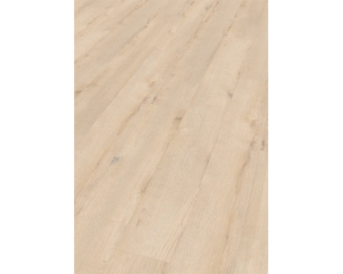 Heller Eichenlaminatboden mit natürlicher Holzmaserung in Dielenoptik