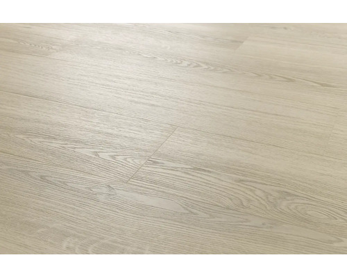 Heller Laminatboden mit natürlicher Holzmaserung in Dielenoptik.