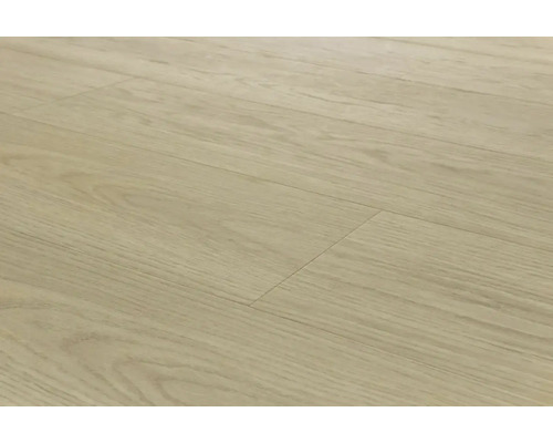Laminatboden mit Holzoptik in Eichenstruktur mit deutlich sichtbarer Maserung für einen natürlichen Wohnraum