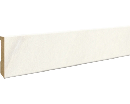 Weiße Sockelleiste aus Holzwerkstoff