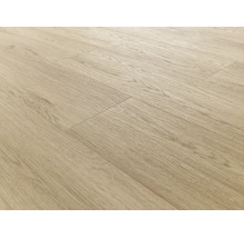Laminatboden in Eichenoptik mit detaillierter Holzmaserung und strukturierter Oberfläche für Wohnbereiche.