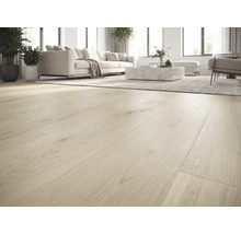 Heller, geräumiger Wohnraum mit Bodenbelag in heller Holzoptik, weißem Sofa, Marmor-Couchtisch und großen Fenstern.