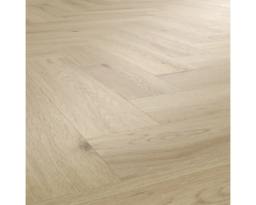Ein Bodenbelag aus Eichenholz mit Fischgrätmuster und sichtbarer Holzmaserung als Parkett oder Laminat verlegt.
