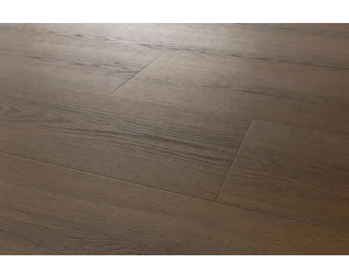 Laminatboden mit strukturierter Holzoptik in Dielenverlegung