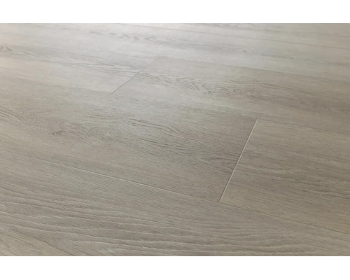 Laminatboden in Holzoptik mit naturgetreuer Maserung als verlegter Bodenbelag