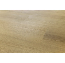 Verlegtes Laminat oder Vinylboden mit Holzoptik und deutlicher Maserung