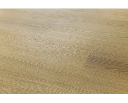 Verlegtes Laminat oder Vinylboden mit Holzoptik und deutlicher Maserung