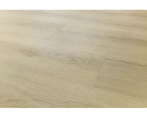 Laminatboden mit natürlicher Eichenholzoptik und fühlbarer Holzstruktur für den Innenbereich