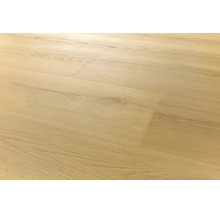Laminatboden mit heller Holzoptik in Eichenstruktur verlegt als Schiffsboden