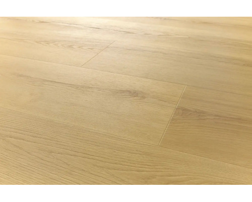 Laminatboden mit heller Holzoptik in Eichenstruktur verlegt als Schiffsboden