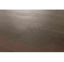 Laminatboden mit Holzoptik und ausgeprägter Maserung für eine rustikale Raumgestaltung
