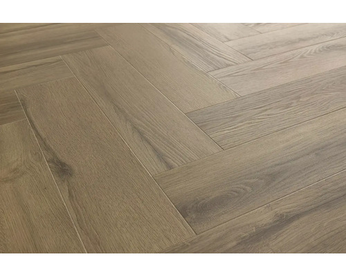 Laminatboden in Fischgrätoptik mit Holzmaserung als Bodenbelag.