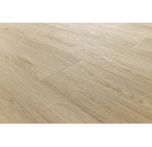 Laminatboden in Eichenoptik mit authentischer Holzmaserung als verlegter Bodenbelag