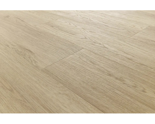 Laminatboden in Eichenoptik mit authentischer Holzmaserung als verlegter Bodenbelag