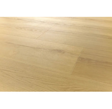 Holzoptik Laminatboden mit natürlicher Maserung und verlegten Dielen in einer Innenansicht.