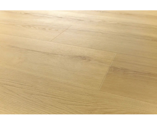 Holzoptik Laminatboden mit natürlicher Maserung und verlegten Dielen in einer Innenansicht.