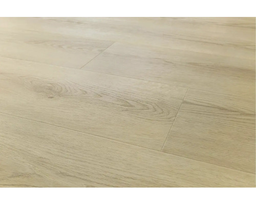Vinylboden mit Holzoptik in heller Eichenstruktur als verlegtes Laminat oder Vinyl mit sichtbarer Maserung und Astlöchern.