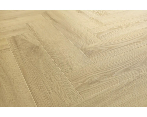 Holzoptik Laminat oder Parkett mit natürlicher Maserung im Fischgrätmuster verlegt