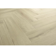 Heller Laminatboden in Fischgrätoptik mit Holzmaserung als Bodenbelag.