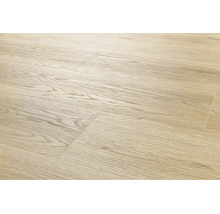 Laminatboden mit heller Holzoptik in Eiche Struktur für einen modernen Wohnraum.