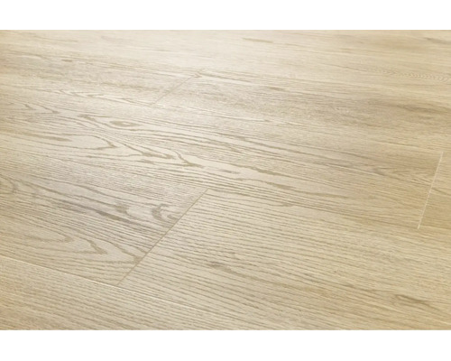 Laminatboden mit heller Holzoptik in Eiche Struktur für einen modernen Wohnraum.