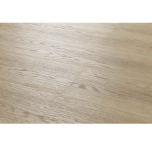 Laminatboden mit realistischer Holzoptik und strukturierter Oberfläche in heller Eiche.