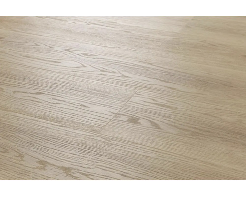 Laminatboden mit realistischer Holzoptik und strukturierter Oberfläche in heller Eiche.