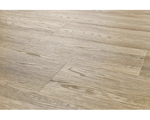 Laminatboden in Eichenoptik mit strukturierter Holzmaserung verlegt als Plankenboden.