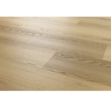 Laminatboden oder Vinylboden mit natürlicher Holzmaserung in Eichenoptik verlegt als Bodenbelag