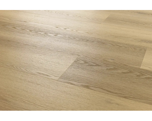 Laminatboden oder Vinylboden mit natürlicher Holzmaserung in Eichenoptik verlegt als Bodenbelag