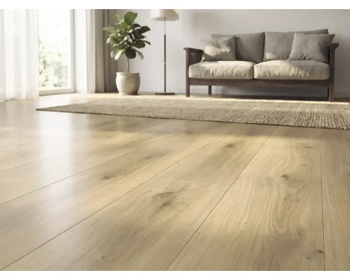 Laminatboden in heller Eichenoptik in einem hellen Wohnzimmer mit Sofa, Teppich und Zimmerpflanze.